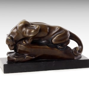 Escultura de bronze de pantera em pedra bebendo água, estátua de pantera de bronze, estátua de bronze moderna em base de mármore, estatueta de arte animal art déco