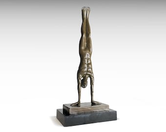 松明を持つ女性の彫刻：大理石の台座に置かれたブロンズ体操選手