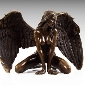 Puede incluir: Escultura de bronce de un &aacute;ngel arrodillado con grandes alas. El &aacute;ngel est&aacute; desnudo y tiene el pelo largo. La escultura es detallada y realista.