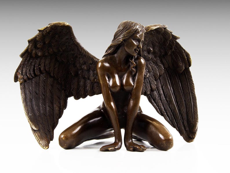 Puede incluir: Escultura de bronce de un &aacute;ngel arrodillado con grandes alas. El &aacute;ngel est&aacute; desnudo y tiene el pelo largo. La escultura es detallada y realista.