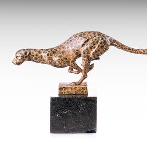 Escultura de bronze vintage de puma correndo, estátua de bronze moderna com base de mármore, estátua de pantera de bronze com arte animal de gato selvagem grande e onça-pintada
