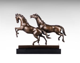 ヴィンテージブロンズ調の三頭の走る馬の像：風水装飾 - Etsy 日本