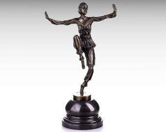 デメトル・チパルス・レ・ガールズ ブロンズ像: アールデコ様式の 5 人