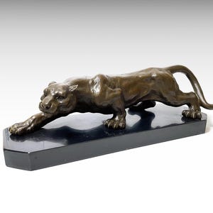 Grande escultura de bronze de pantera rastejante em base de mármore, estátua de bronze, estatueta animal, leopardo moderno de meados do século, presente de inauguração de casa