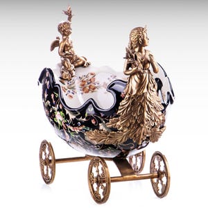 Grand bol en céramique monté sur monture en bronze, bol carrosse en porcelaine avec chérubin en bronze et ornements de nymphe Décoration d&#39;intérieur géniale Cadeau unique de luxe