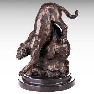 Estátua de bronze de pantera furtiva em base de mármore, estátua de pantera de bronze moderna escultura de bronze, escultura de metal tigre jaguar decoração de gato selvagem