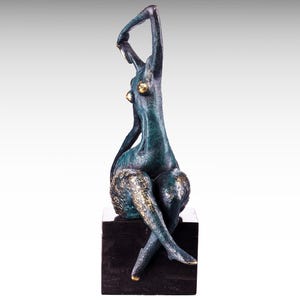 Große abstrakte Bronzeskulptur sitzender Frau, zeitgenössische Kunst Vintage Bronzestatue auf Marmorsockel, posierende weibliche Statue Luxuskunstwerk