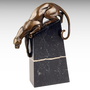 Grande escultura de bronze de pantera furtiva, estátua de bronze vintage em base de mármore, pantera de bronze em pedra, estatueta de animal, presente da natureza e vida selvagem