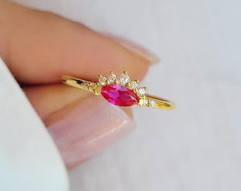 Markiezin: 14 kt gouden ring met robijn en diamant | Sierlijke geboortesteen juli