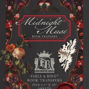 Può includere: Un foglio di trasferimento per libri grigio scuro con illustrazioni floreali e di farfalle. Il testo "Midnight Muse" e "Fable & Bind" sono visualizzati. Il foglio misura circa 16,5 cm x 25,4 cm.