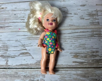 1996 Mattel Pool Fun Kelly Baby Sister Of Barbie Kelly Doll Doll W/ Swimsuit