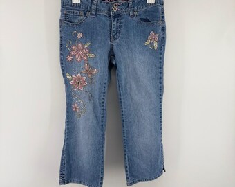 Calça jeans feminina vintage Y2K Angels, tamanho 7, azul, capri, cropped, bordada com flores e lantejoulas.