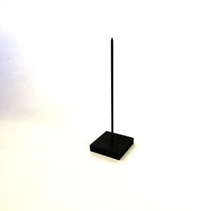 Peut inclure: Un porte-épingles en métal noir avec une base carrée. Le porte-épingles est en métal et a une finition noire.