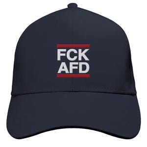 Könnte beinhalten: Eine marineblaue Baseballkappe mit einem weißen gestickten Design, das "FCK AFD" in einem roten Kasten sagt.
