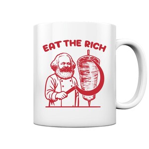 Könnte beinhalten: Eine weiße Keramiktasse mit einer roten Illustration von Karl Marx, der eine rote Sichel und einen Döner hält. Der Text "EAT THE RICH" ist in Rot über der Illustration gedruckt.
