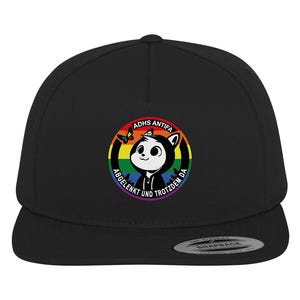 Könnte beinhalten: Schwarze Baseballkappe mit einem schwarz-weißen Comic-Charakter mit Regenbogenstreifen und einem Schmetterling. Der Text auf der Kappe lautet "ADHS Antifa Abgelenkt und trotzdem da".