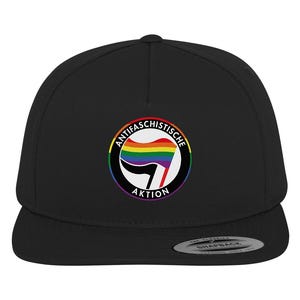 Peut inclure: Une casquette de baseball noire avec un drapeau arc-en-ciel et le texte "Antifaschistische Aktion" dans un cercle.