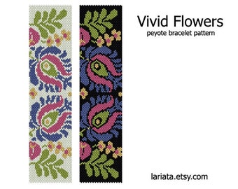 Puede incluir: Un patrón de abalorios de punto de peyote para un brazalete con un diseño floral en cuentas verdes, azules, rosas y amarillas. El patrón se muestra sobre un fondo blanco y negro. "Vivid Flowers peyote bracelet pattern" está escrito en negro en la parte superior de la imagen. El sitio web "lariata.etsy.com" está escrito en negro en la parte inferior de la imagen.