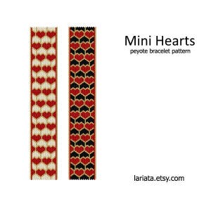 Puede incluir: Dos patrones de abalorios de punto peyote para pulseras, uno con corazones rojos y blancos sobre un fondo blanco, y el otro con corazones rojos y negros sobre un fondo negro. El texto "Mini Hearts peyote bracelet pattern" está en la parte superior de la imagen, y el texto "lariata.etsy.com" está en la parte inferior.