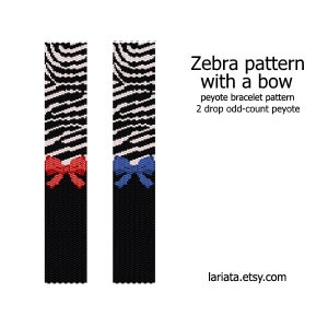 Könnte beinhalten: Zwei Perlenarmbänder mit Zebra-Muster und Schleife. Das Armband links hat eine rote Schleife und das Armband rechts eine blaue Schleife. Die Armbänder sind aus schwarzen und weißen Perlen gefertigt und haben ein Peyote-Stichmuster.