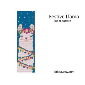 Op de afbeelding: Een weefpatroon met een witte lama met een feestelijke slinger en bloemenkrans. De achtergrond is blauw met witte stippen. De tekst luidt "Festive Llama loom pattern".