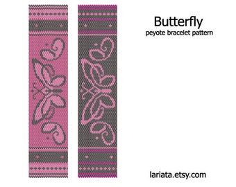 Könnte beinhalten: Ein Perlenmuster für ein Peyote-Armband mit einem Schmetterlingsdesign. Das Muster wird in zwei Farbvarianten gezeigt, eine mit rosa Schmetterlingen auf grauem Hintergrund und die andere mit grauen Schmetterlingen auf rosa Hintergrund. Das Muster trägt den Titel "Butterfly peyote bracelet pattern" und enthält die Website "lariata.etsy.com".