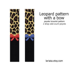 Könnte beinhalten: Zwei Perlenarmbänder mit Leopardenmuster und einer Schleife am unteren Ende. Das Armband links hat eine rote Schleife und das Armband rechts eine blaue Schleife. Der Text "Leopard pattern with a bow" ist in Schwarz über den Armbändern geschrieben. Der Text "peyote bracelet pattern 2 drop odd-count peyote" ist in Schwarz unter den Armbändern geschrieben. Der Text "lariata.etsy.com" ist in Schwarz am unteren Rand des Bildes geschrieben.