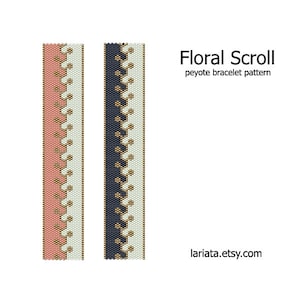 Peut inclure: Un motif de tissage de perles en point de peyote pour un bracelet avec un motif de volutes florales. Le motif est présenté en deux variantes de couleurs : l’une avec des perles roses, blanches et dorées, et l’autre avec des perles bleu marine, blanches et dorées. Le motif est intitulé « Floral Scroll » et le site Web « lariata.etsy.com » est affiché en bas.