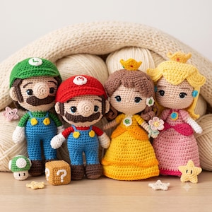 Peut inclure: Quatre poupées au crochet représentant des personnages de jeux vidéo : Luigi en vert, Mario en rouge, la princesse Daisy en jaune et la princesse Peach en rose. Inclut un petit champignon vert, un bloc question marron et deux petites étoiles.