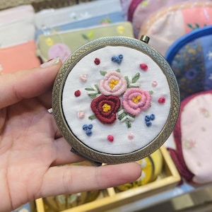 Espejo de bolsillo moderno bordado, espejo compacto con flores silvestres, regalo de cumpleaños, espejo hecho a mano, regalo para el Día de la Madre, regalo para mamá, abuela