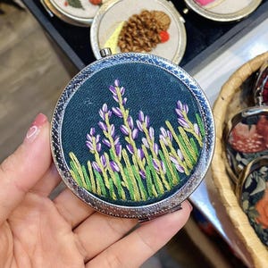 Espejo de bolsillo moderno bordado, espejo de maquillaje artesanal, regalo para ella, espejo de bolsillo bordado a mano con margaritas florales, regalo para el Día de la Madre