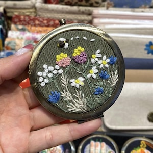 Espejo compacto con bordado floral de margaritas, espejo de bolsillo, espejo compacto con abeja y flores, artesanía de hojas verdes, regalo de cumpleaños, espejo hecho a mano
