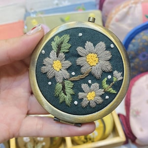 Espejo compacto con bordado floral, espejo de bolsillo, espejo de maquillaje, regalo vintage para ella, regalo para dama de honor, regalo para mamá, regalo para el Día de la Madre.
