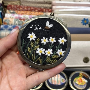 Espejo con margaritas blancas, espejo con flores de ganchillo hecho a mano, espejo compacto floral, artesanía con hojas verdes, regalo para el Día de la Madre, regalo para mamá, abuela