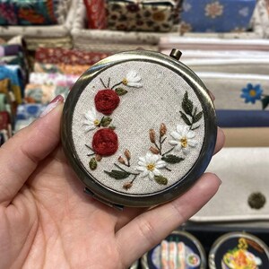 Espejo de bolsillo, espejo compacto personalizado con flor de nacimiento, espejo de bolsillo grabado, regalo de cumpleaños, regalo de despedida de soltera, espejo con flor roja