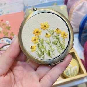 Espejo con margaritas amarillas, espejo con flores de ganchillo hecho a mano, espejo compacto floral, artesanía con hojas verdes, regalo para el Día de la Madre, espejo hecho a mano.