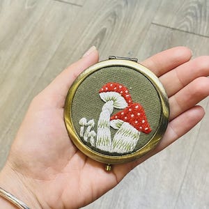 Espejo de bolsillo bordado a mano con forma de hongo, espejo compacto, regalo de cumpleaños, regalo de Navidad, regalos para el día de la madre, espejo de maquillaje, espejo de bolsillo