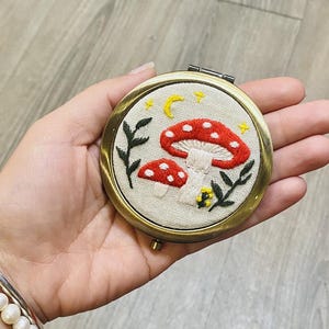 Espejo de bolsillo bordado a mano con forma de hongo, espejo compacto, regalo de cumpleaños, regalo de Navidad, regalos para el día de la madre, espejo de maquillaje, espejo de bolsillo
