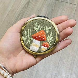 Espejo de bolsillo bordado a mano con forma de hongo, espejo compacto, regalo de cumpleaños, regalo de Navidad, regalos para el día de la madre, espejo de maquillaje, regalo para ella