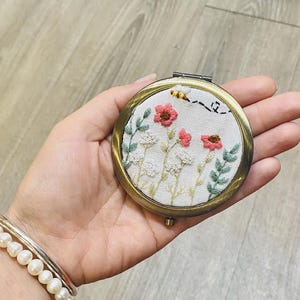 Espejo de bolsillo bordado a mano con flor de nacimiento, espejo compacto, regalo de cumpleaños, espejo hecho a mano, regalos para el día de la madre, espejo de maquillaje, regalo para ella