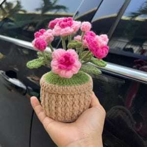 crochet Daisy flower, crochet pink flower in pot, housewarming gift For Mom, desk decoration, room decor, handmade flower, Crochet Floral