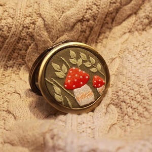 Espejo de bolsillo bordado a mano con forma de hongo, espejo compacto, regalo vintage para ella/mamá, regalos para el día de la madre, espejo de maquillaje, espejo de bolsillo