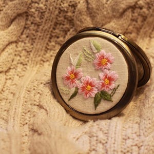 Espejo de bolsillo bordado a mano con flores rosas, espejo compacto rosa, regalo de cumpleaños, espejo hecho a mano, regalos para el día de la madre, artesanía con hojas verdes