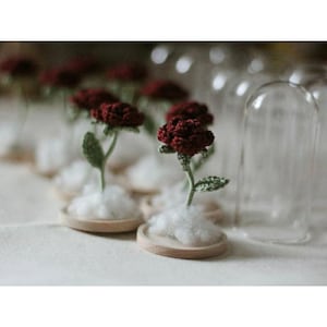 Mini rosa de crochet, rosa roja en frasco, flor en maceta, flor de crochet para decoración de escritorio, maceta de rosa roja hecha a mano, regalo de Navidad para mamá