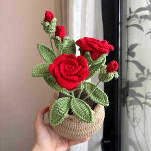 Ramo de rosas rojas, rosa roja de crochet en maceta, rosas tejidas amigurumi, decoración floral para escritorio, mesa, regalos de Navidad para ella, mamá