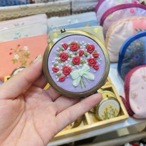 Espejo compacto con bordado de flores silvestres moradas, espejo de bolsillo, espejo de maquillaje, espejo de bolsillo grabado, regalo de cumpleaños, regalo de despedida de soltera