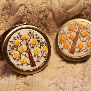 Espejo compacto con bordado de flores silvestres de color naranja, espejo de bolsillo, espejo de maquillaje, regalo vintage para ella, regalo de dama de honor, regalos para el día de la madre