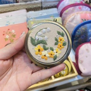 Espejo de bolsillo, espejo compacto personalizado con flor de nacimiento, espejo de bolsillo grabado, regalo de cumpleaños, regalo de despedida de soltera, espejo con flor amarilla