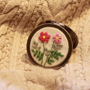 Espejo de bolsillo bordado a mano con flores, espejo compacto con flores rosas bordadas, regalo para el Día de la Madre, espejo de maquillaje, espejo de bolsillo, regalo para ella