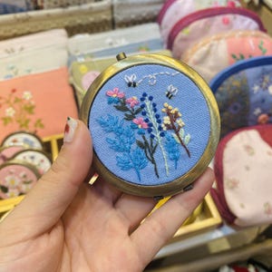 Espejo de bolsillo bordado a mano con flor azul, espejo compacto azul, regalo de cumpleaños, espejo hecho a mano, regalo para el Día de la Madre, artesanía con hojas verdes.